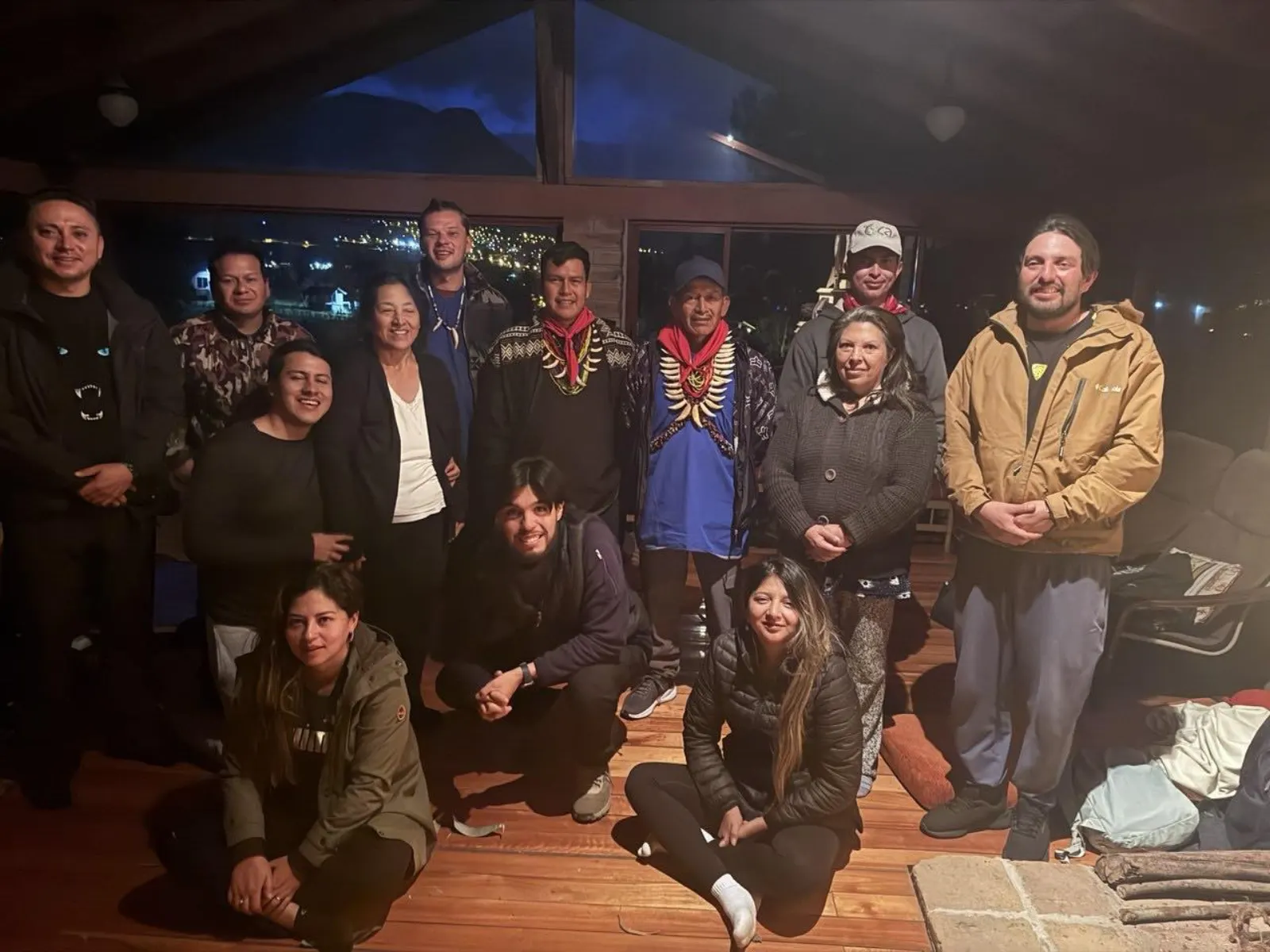 Personas reunidas en un círculo ceremonial