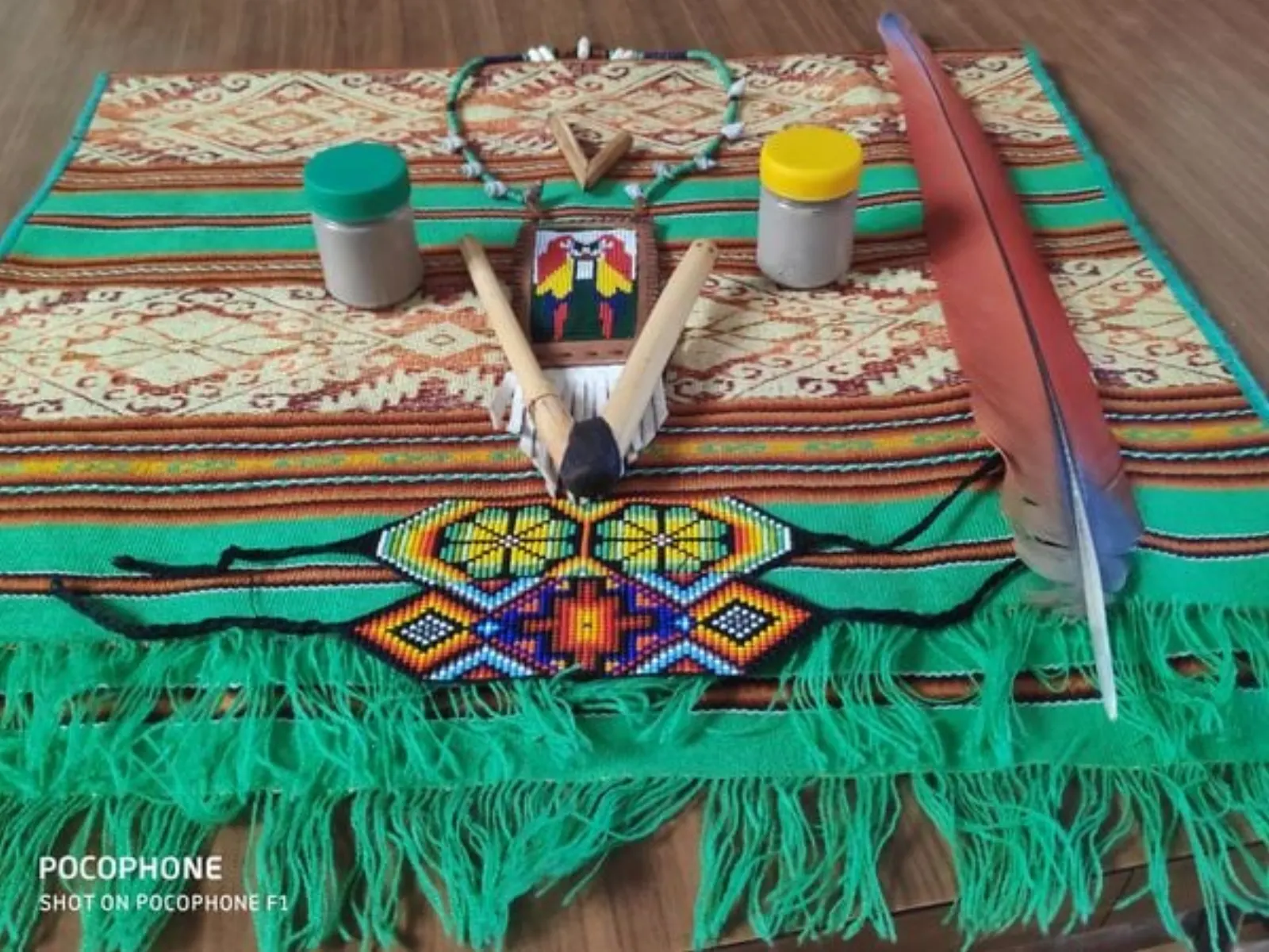 Altar ceremonial preparado con cuidado