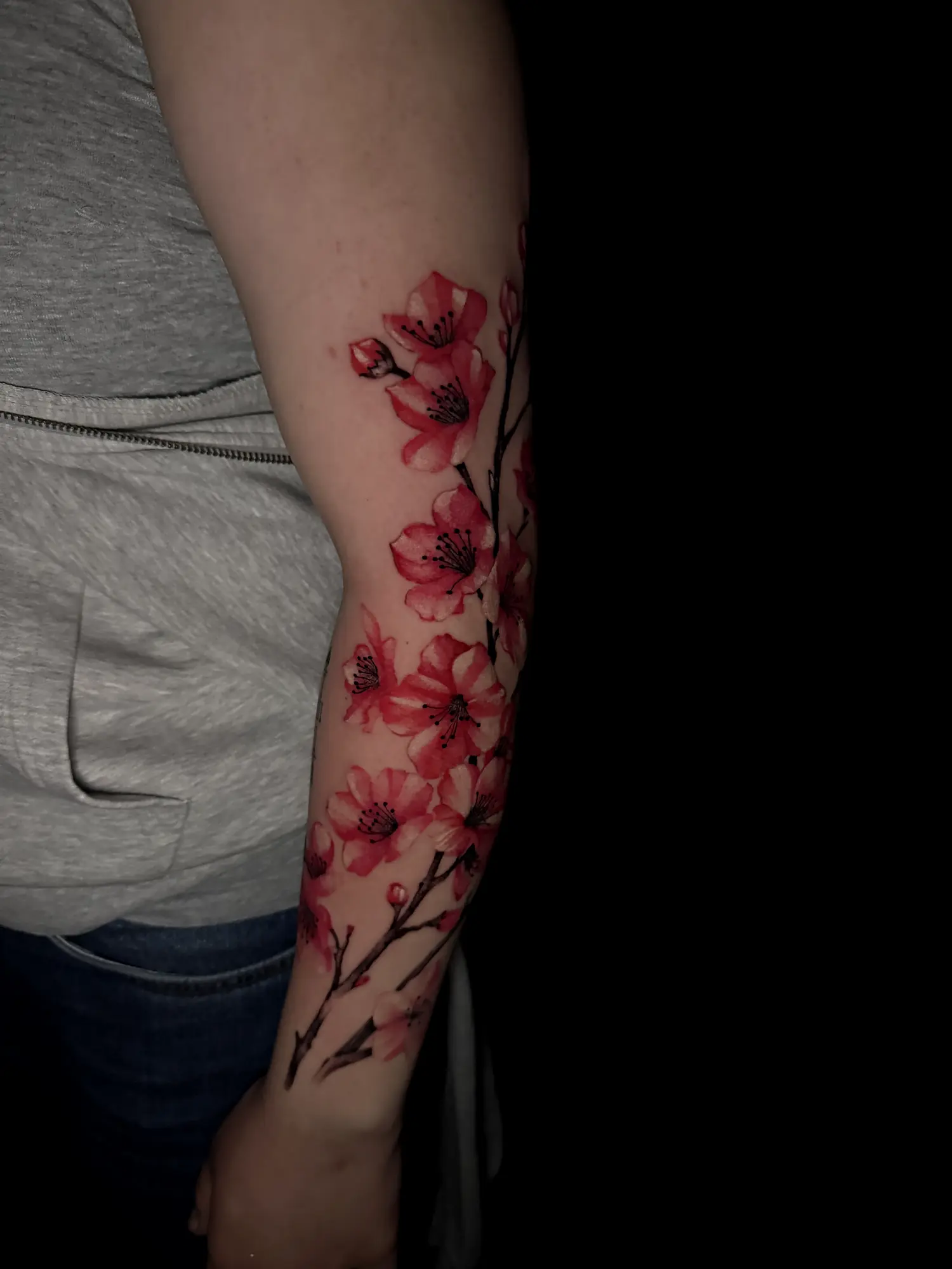 Raudonų žiedų tatuiruotė ant dilbio
