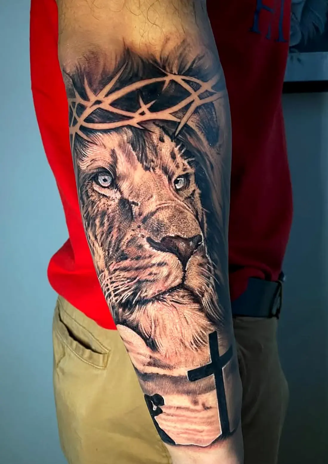 Realistinė liūto tatuiruotė