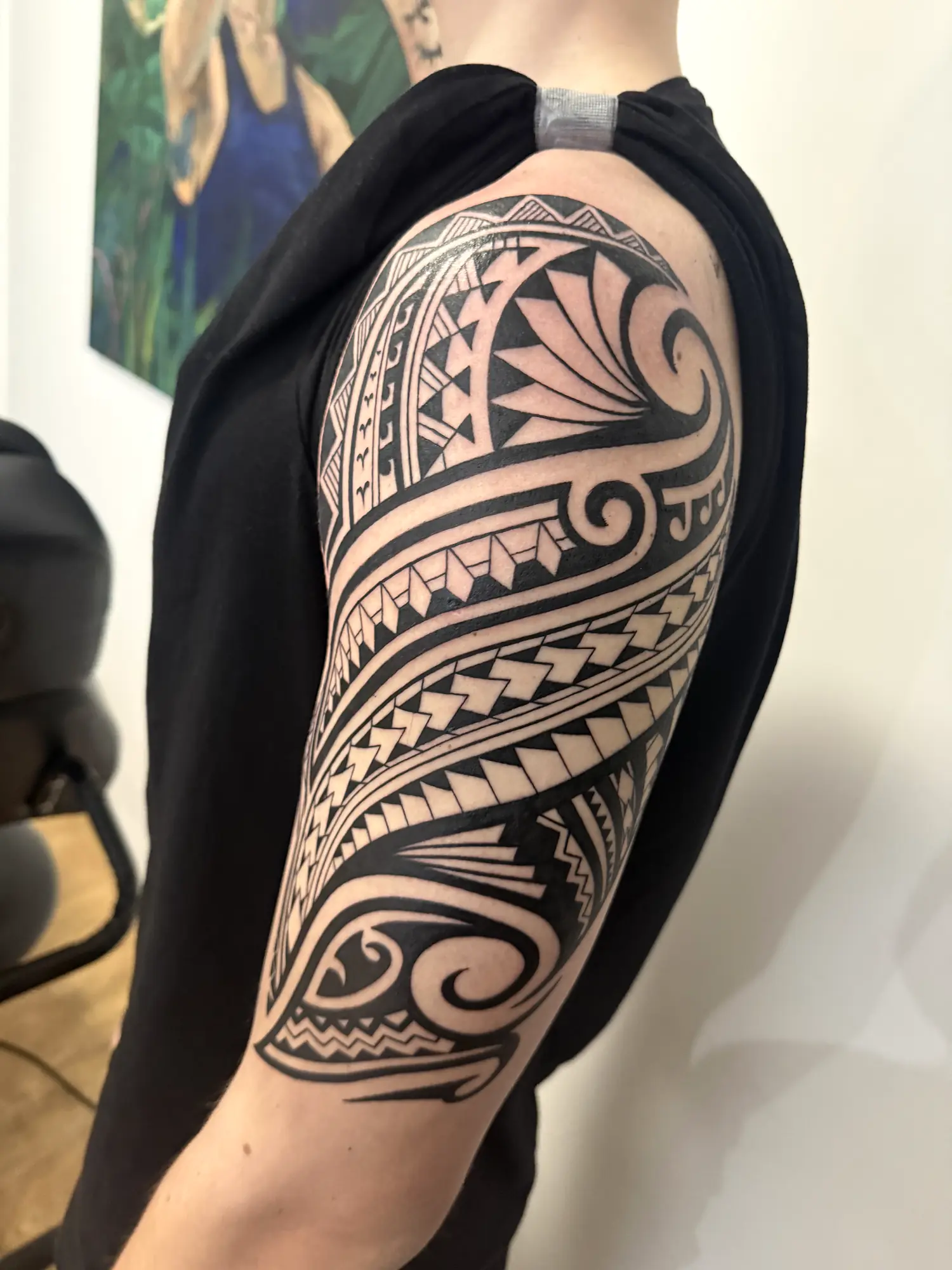 Geometrinė polinezietiško braižo peties tatuiruotė