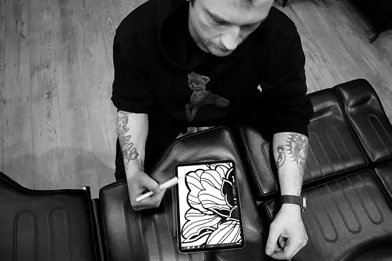 Raimis dėlioja tatuiruotės kompoziciją