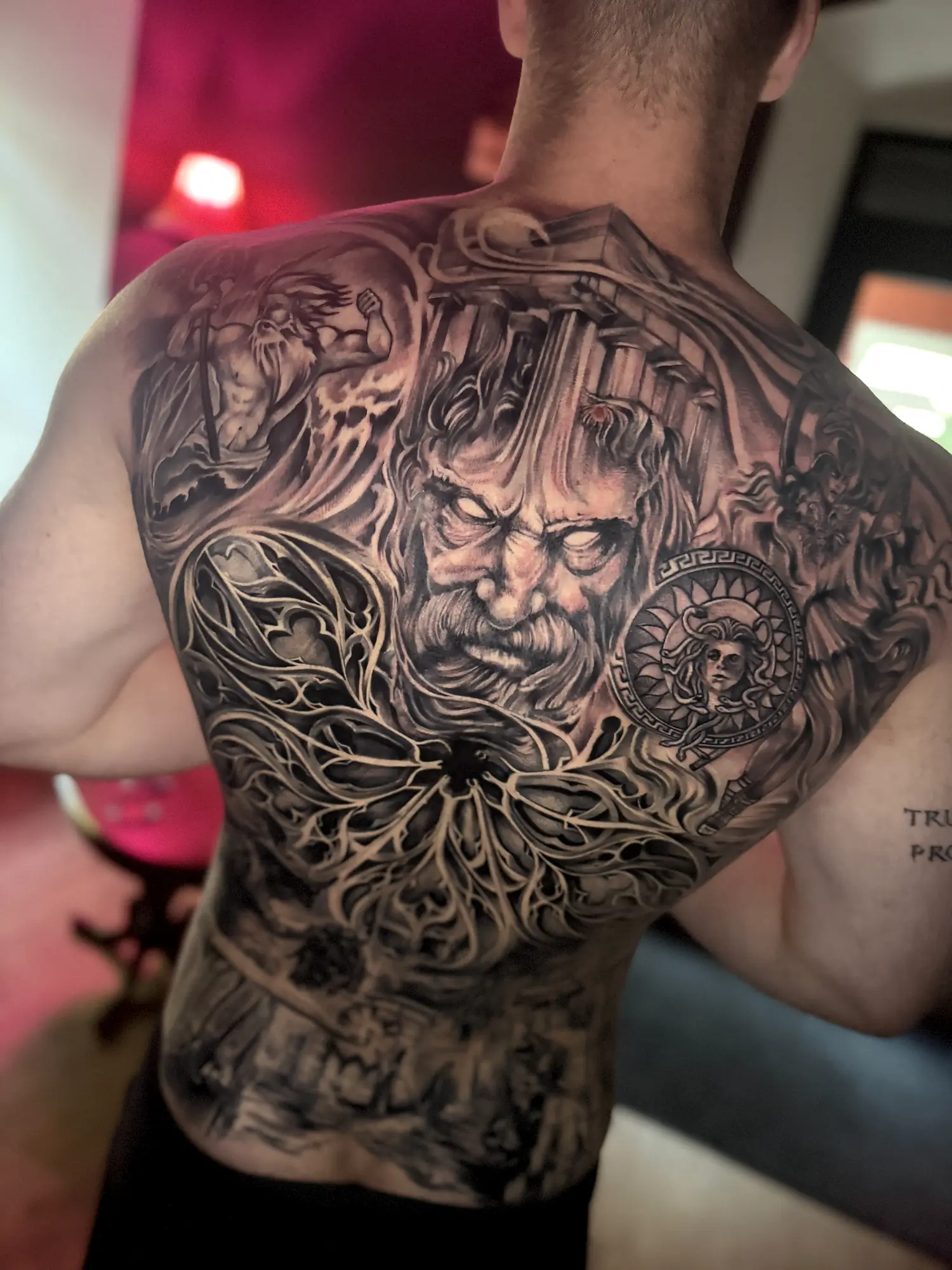 Šaknų motyvo tatuiruotė per visą nugarą